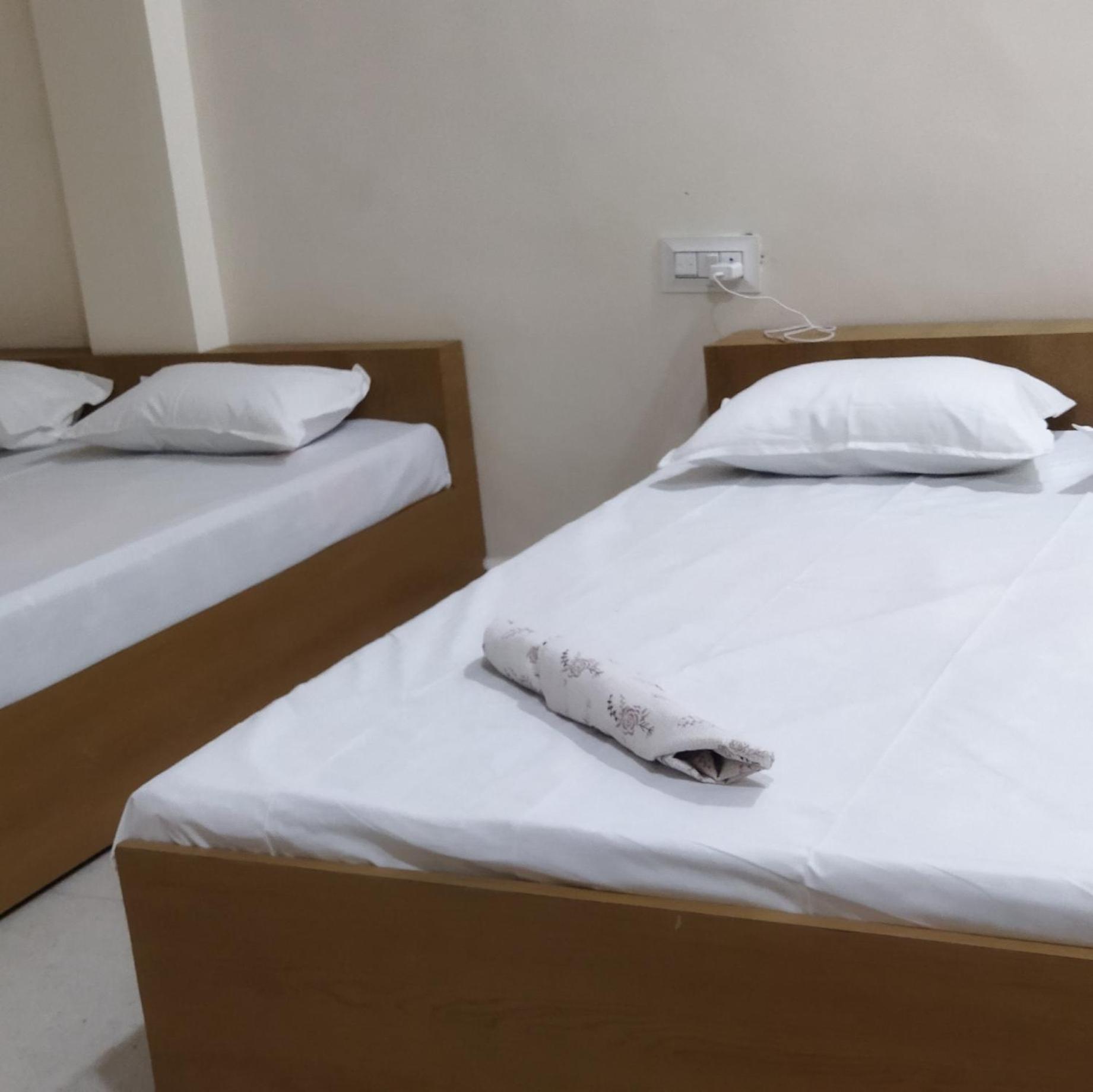 Shree Gajlaxmi Hotel Walking Distance From Mahakaleswar Ujjain Esterno foto