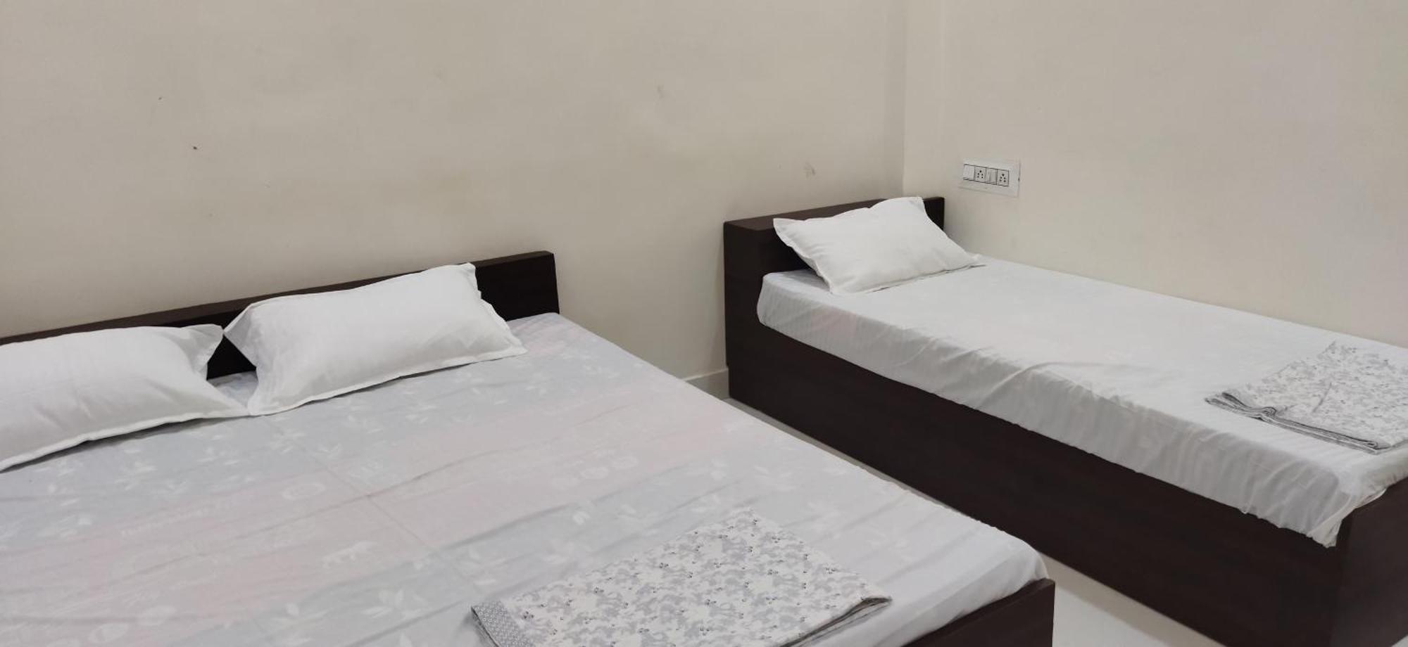 Shree Gajlaxmi Hotel Walking Distance From Mahakaleswar Ujjain Esterno foto