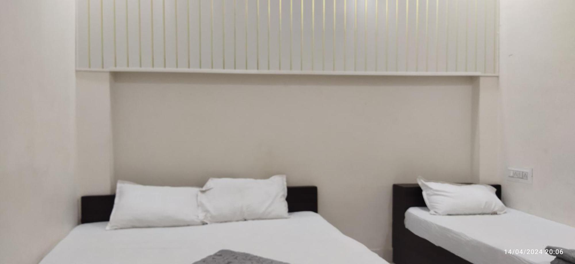 Shree Gajlaxmi Hotel Walking Distance From Mahakaleswar Ujjain Esterno foto